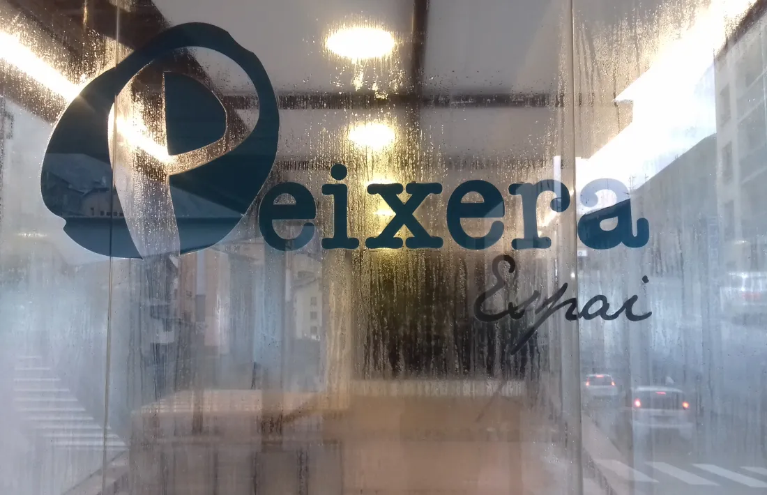 Els vidres de la Peixera, als baixos d’ArtalRoc, entelats a causa de la condensació.