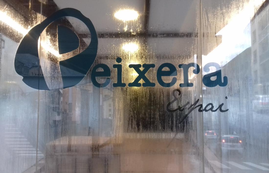 Els vidres de la Peixera, als baixos d’ArtalRoc, entelats a causa de la condensació.