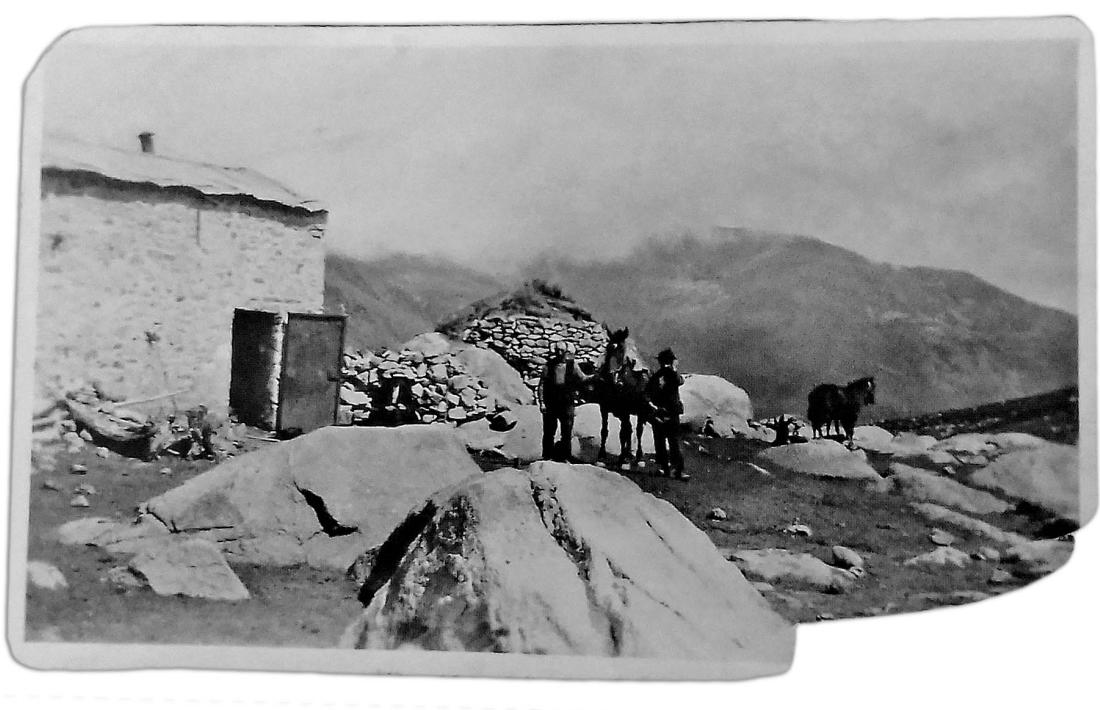 La cabana amb coberta metàl·lica, aixecada al segle XX, i l’orri dels pastors van ser fins als anys 20 les úniques construccions que hi havia al solar del Pas de la Casa.