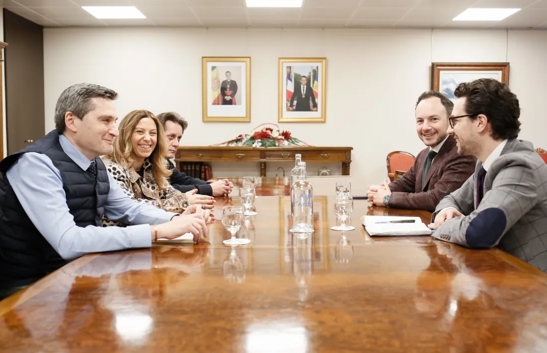 Moment previ de la reunió d'Espot amb tres representants dels treballadors del Punt de Trobada.