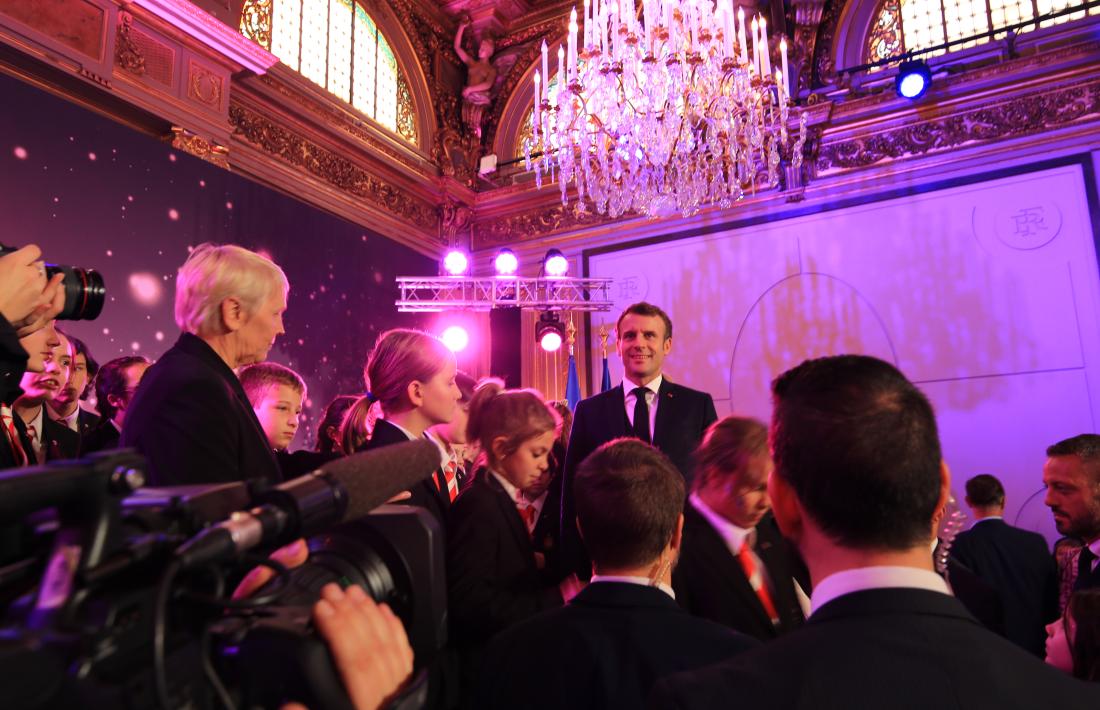 El Copríncep Macron, amb els canors després de l'actuació.