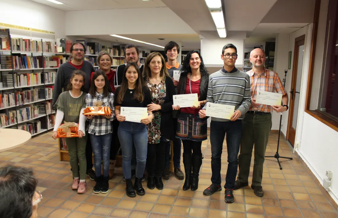 Els guanydors de les tres categories del premi, amb el jurat, que formaven Iñaki Rubio, Núria Gras i Àlex Puig.