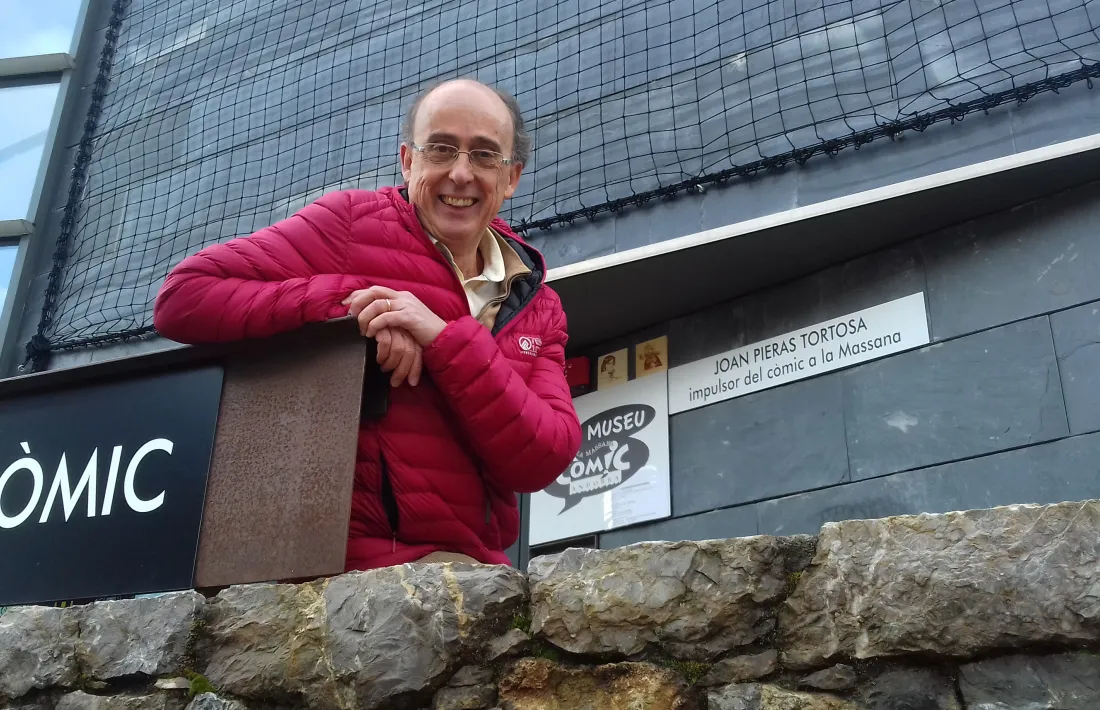 Pieras, davant del rètol del Museu la Massana Còmic, que des d'ahir du el seu nom en un raríssim cas de justícia poètica.