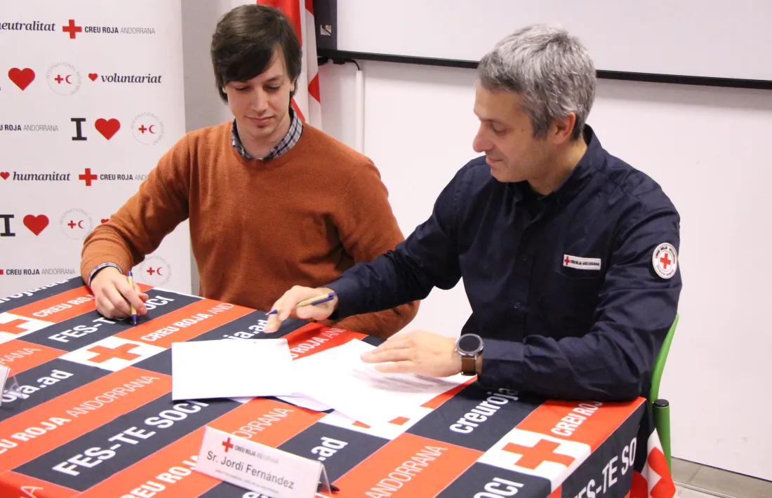Altimir i Fernández signen l'acord de col·laboració.
