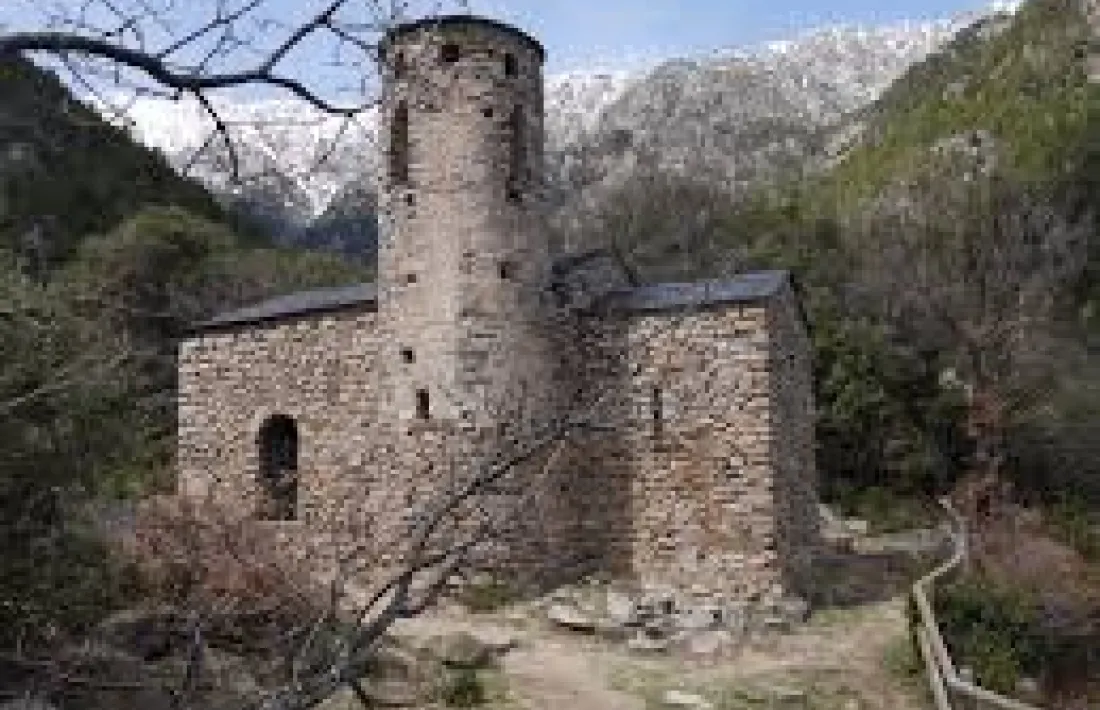 Sant Vicenç d'Enclar, amb el campanar restaurat al 1980 i que ha caigut aquesta matinada.