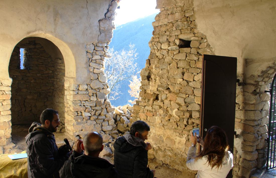 La ministra de Cultura i Esports, Silvia Riva, i el director del Departament de Patrimoni Cultural, Xavier Llovera, visiten l'església de Sant Vicenç d'Enclar després de l'enfondrament del campanar.