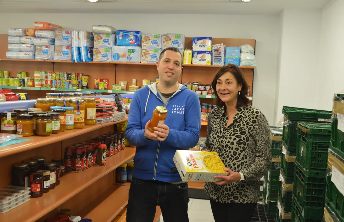 Javi Vilar, treballador social responsable del Banc d’Aliments de Càritas Andorrana i Francesca Ros, directora de la Fundació Crèdit Andorrà.