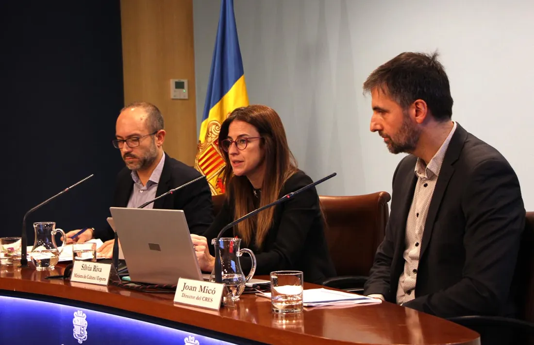 El cap del servei de Política Lingüística, Joan Sans; la ministra de Cultura i Esports, Sílvia Riva, i el director del CRES, Joan Micó, en la presentació de l'estudi sobre coneixements i usos lingüístics de la població d'Andorra.