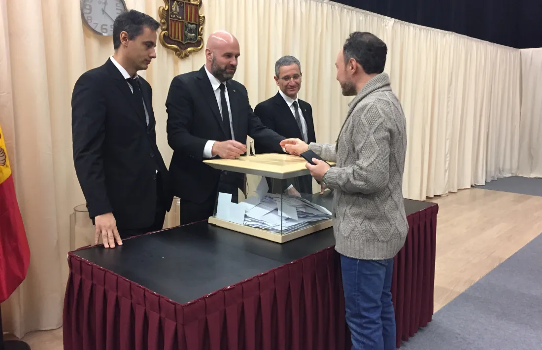 El cap de Govern, Xavier Espot, en el moment de votar el dia de les eleccions comunals.