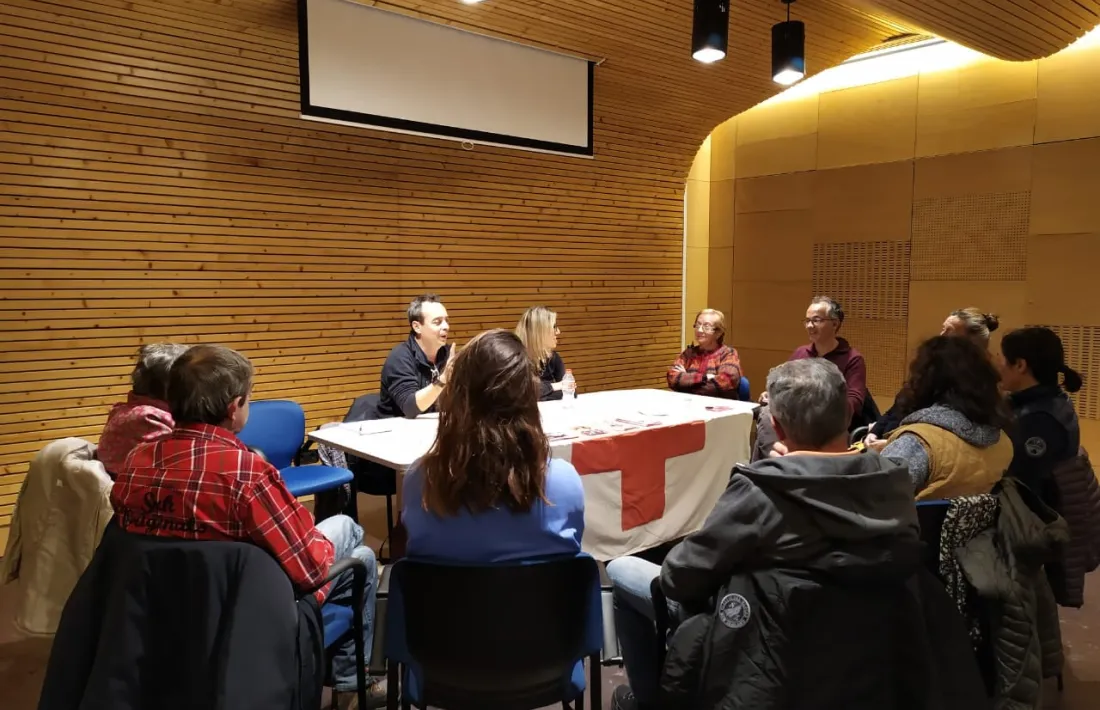 Un moment de la reunió de membres de la Creu Roja amb ciutadans del Pas de la Casa, el passat 15 de novembre.