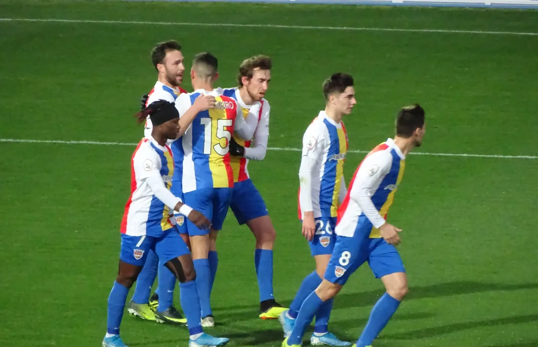 Els jugadors de l’FC Andorra celebren a La Nucia el gol de Víctor Casadesús.