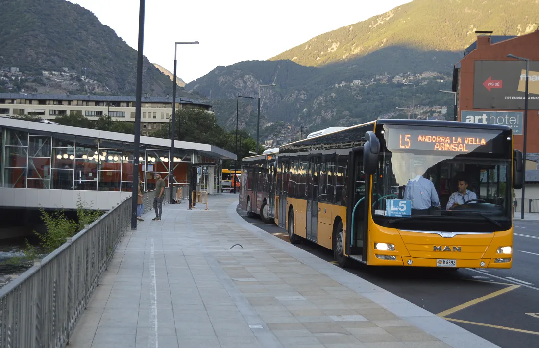 Un vehicle de la nova concessió de les línies de transport públic.
