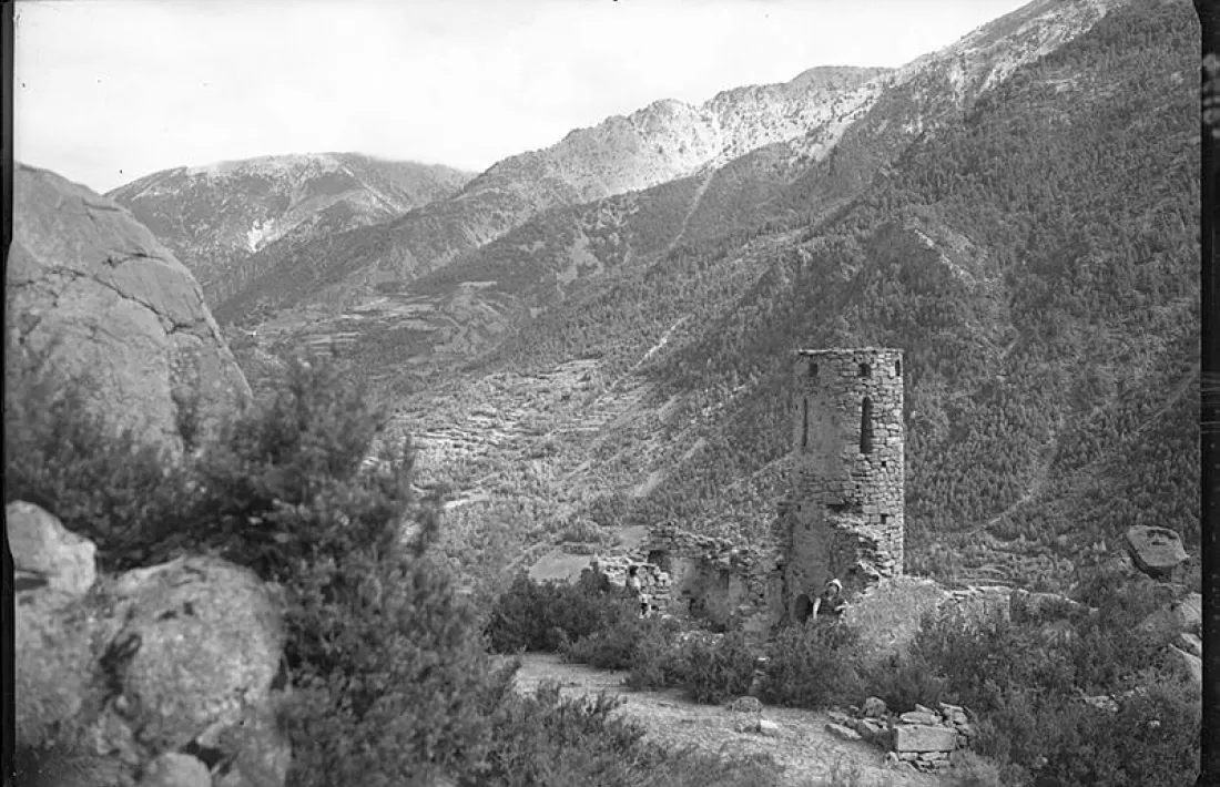 L’església de Sant Vicenç d’Enclar, amb el campanar quasi sencer, a principis de segle XX.