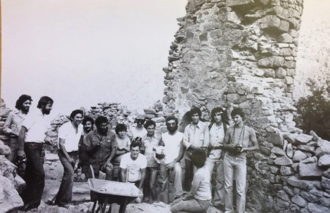 Pere Canrturri (tercer per l’esquerra) i l’equip que va participar en les primeres campa-nyes de restauració del roc d’Enclar, el 1979. També hi ha els germans Jordi i Eudald Guillamet, Josep Maria Ubach, Francesc Rodríguez i Xavier Llovera, entre d'altres.