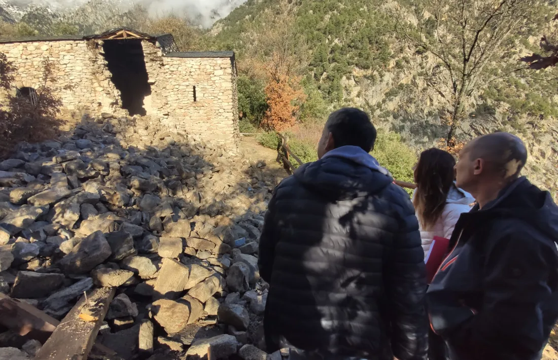 La ministra Sílvia Riva en la visita de dissabte per comprovar l’estat del monument, amb Eric Dilmé i Xavier Llovera.