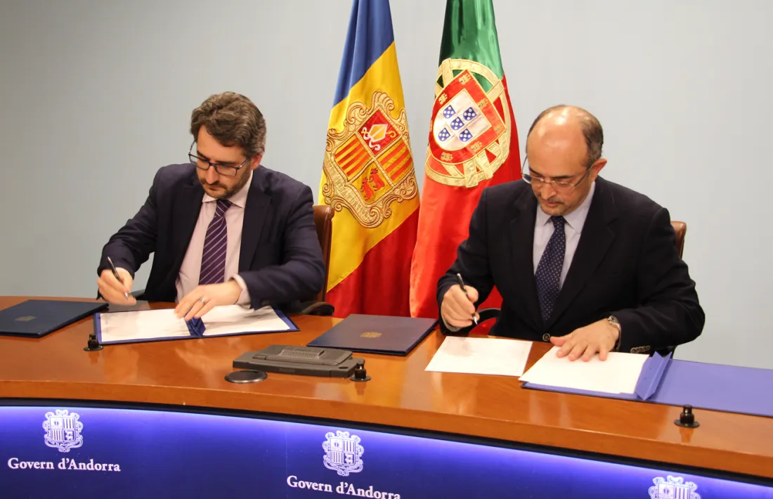 Eric Jover, en la seva etapa com a ministre d'Educació, i el secretari d'Estat de Ciència, Tecnologia i Ensenyament Superior de Portugal, João Sobrinho Teixeira, durant la signatura d'un acord.