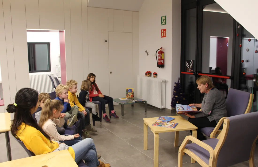 analla escoltant atentament el conte.