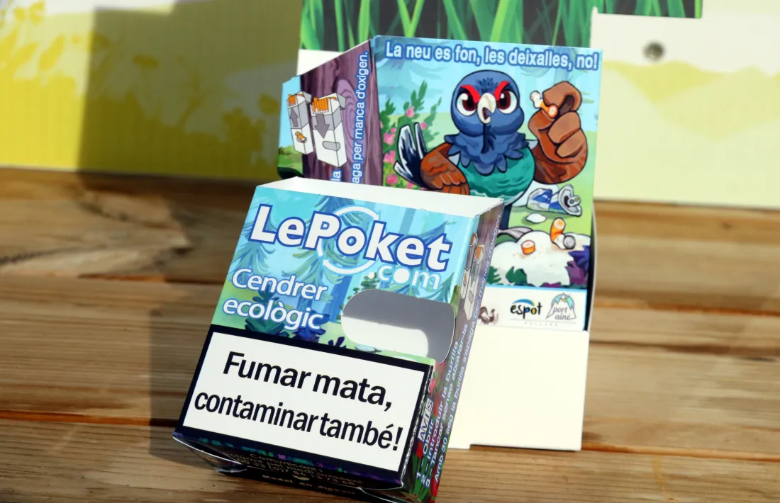 La funda es posa sobre el paquet de tabac i serveix de cendrer.