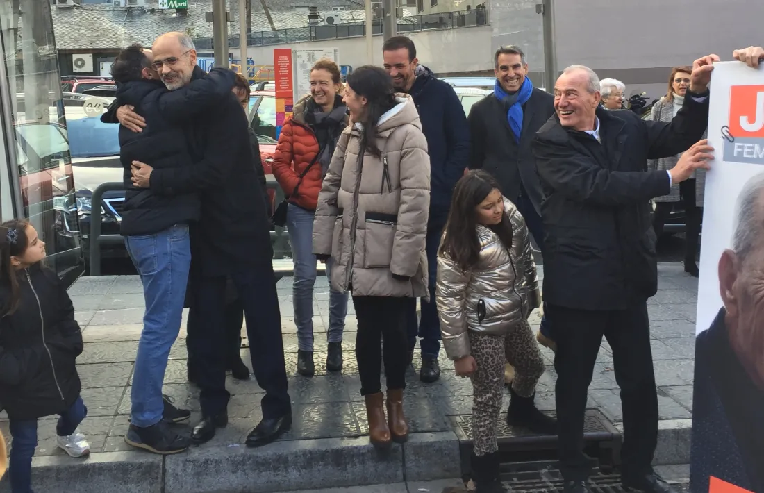  Espot i Martí van voler mostrar la seva amistat el dia de la penjada de cartells.