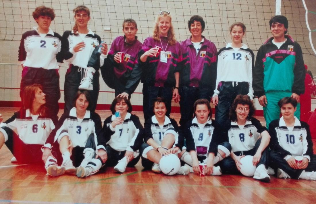 La selecció femenina de vòlei, dirigida per Miqui Ripoll, l’any 1991, tornarà a competir 28 anys després.