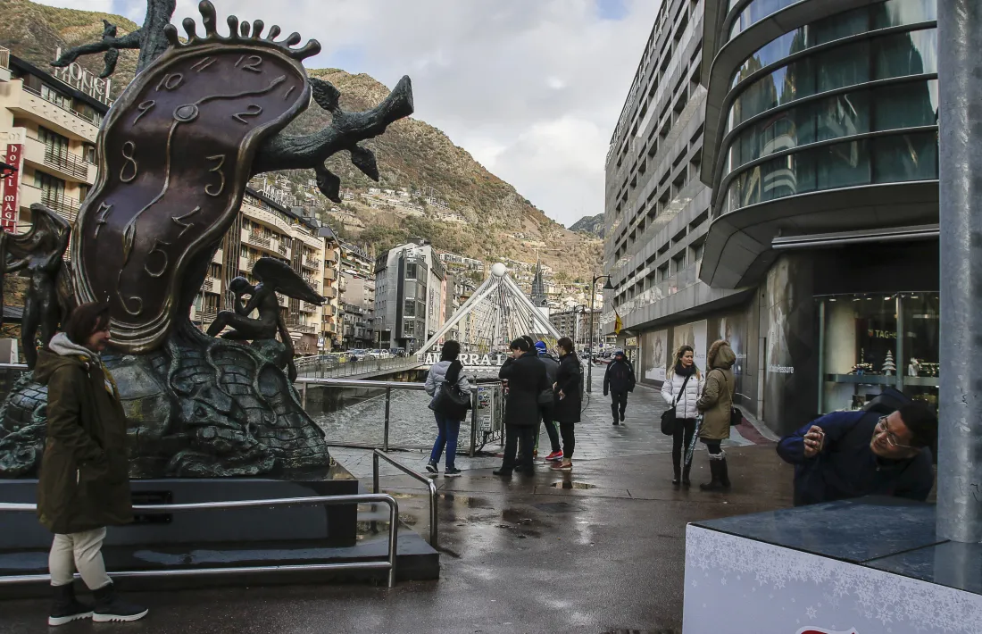 Turistes fotografiant-se a la plaça de la Rotonda.