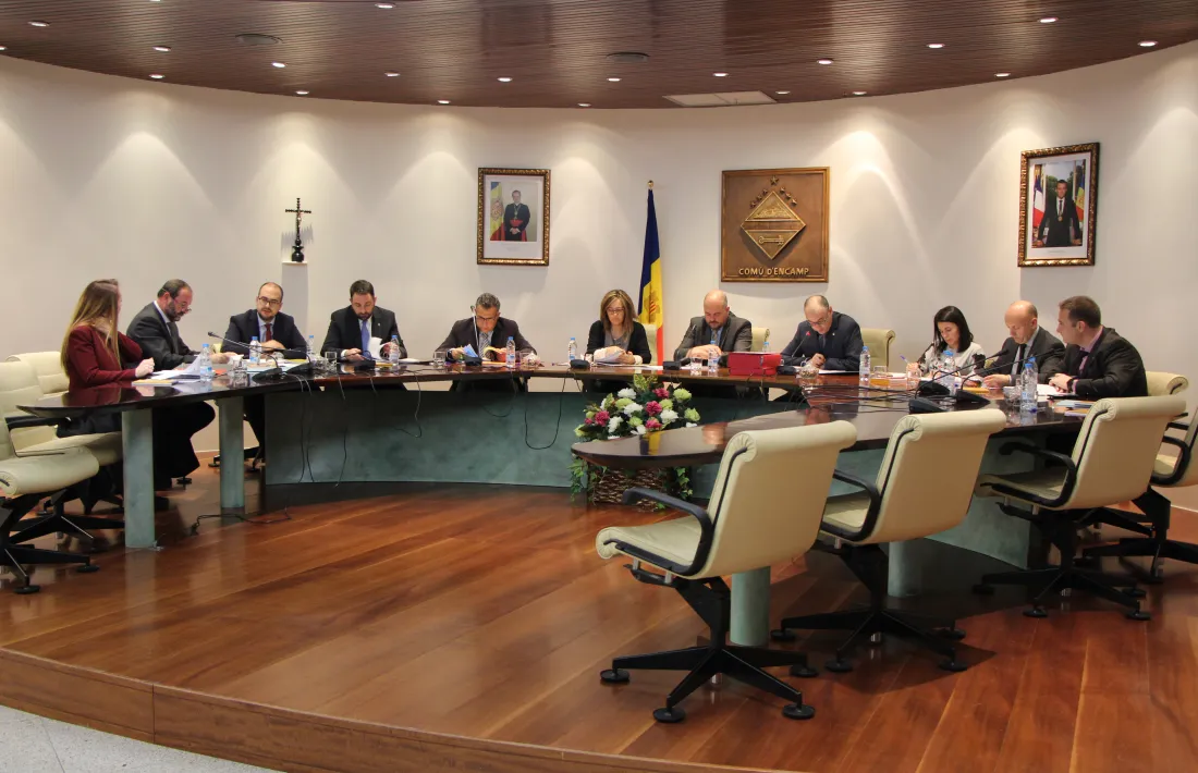 Un instant de la sessió de consell de comú d'Encamp.