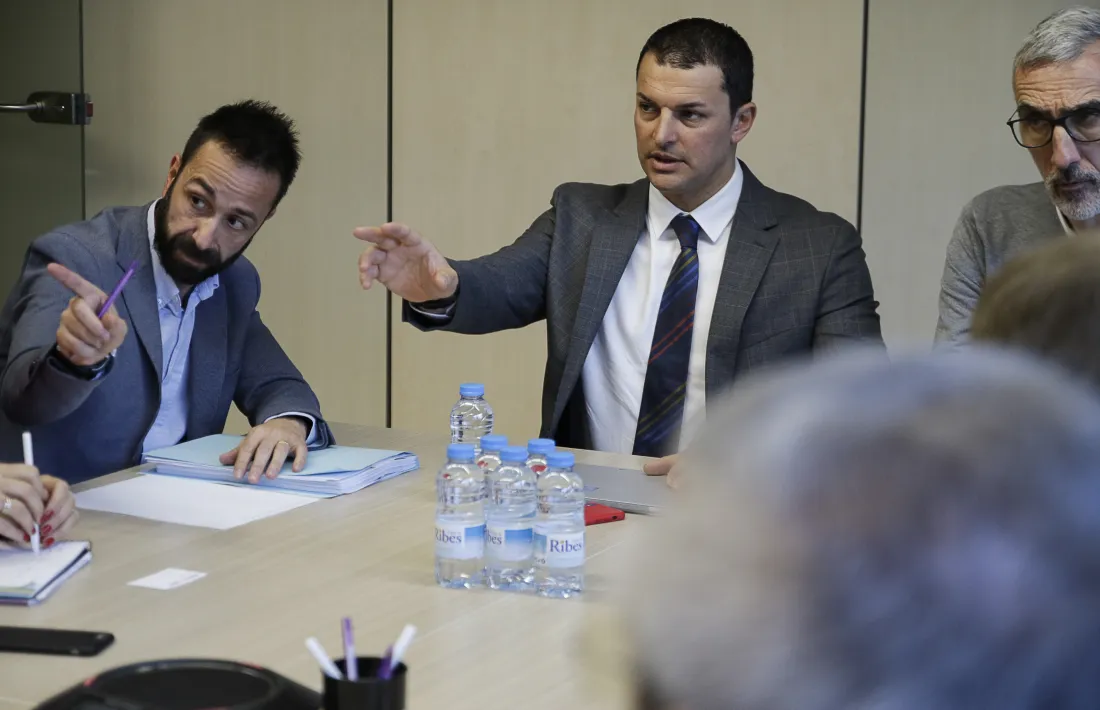 Un moment de la reunió de la Comissió de seguiment de les línies de transport nacional regular de viatgers, ahir.