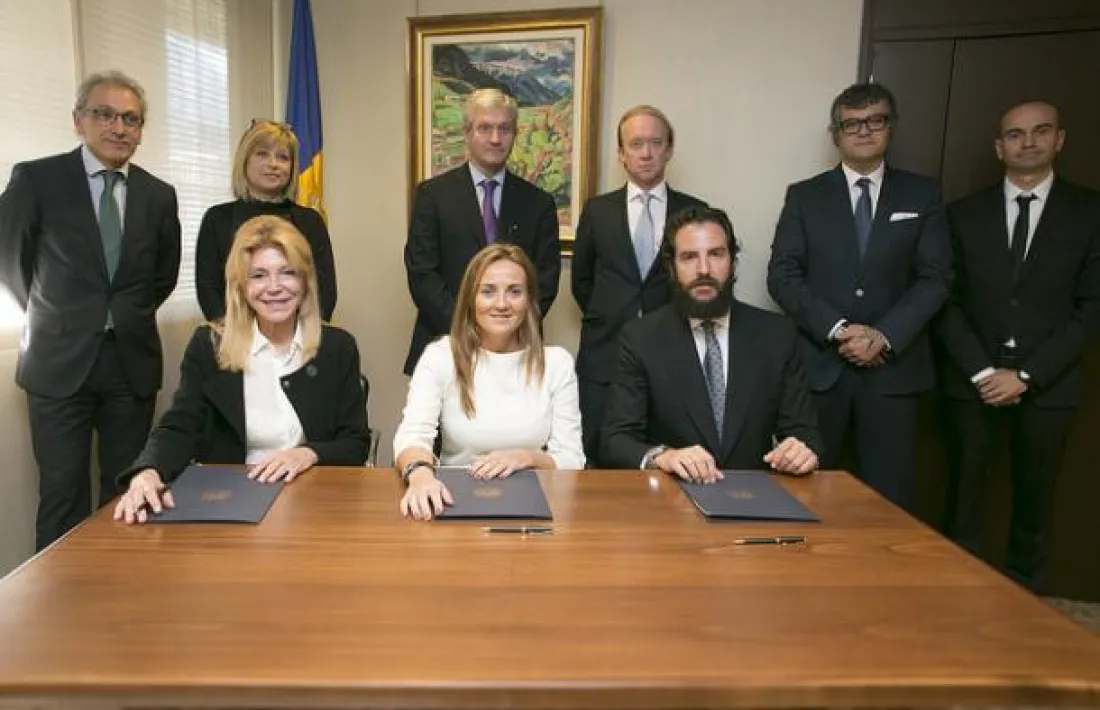 Borja Thyssen amb la seva mare i altres autoritats del país en una imatge d'ara fa uns anys.