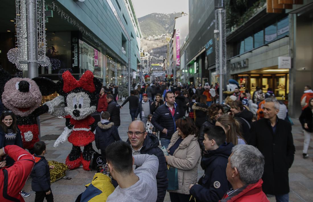 Turistes als eixos comercials del país.