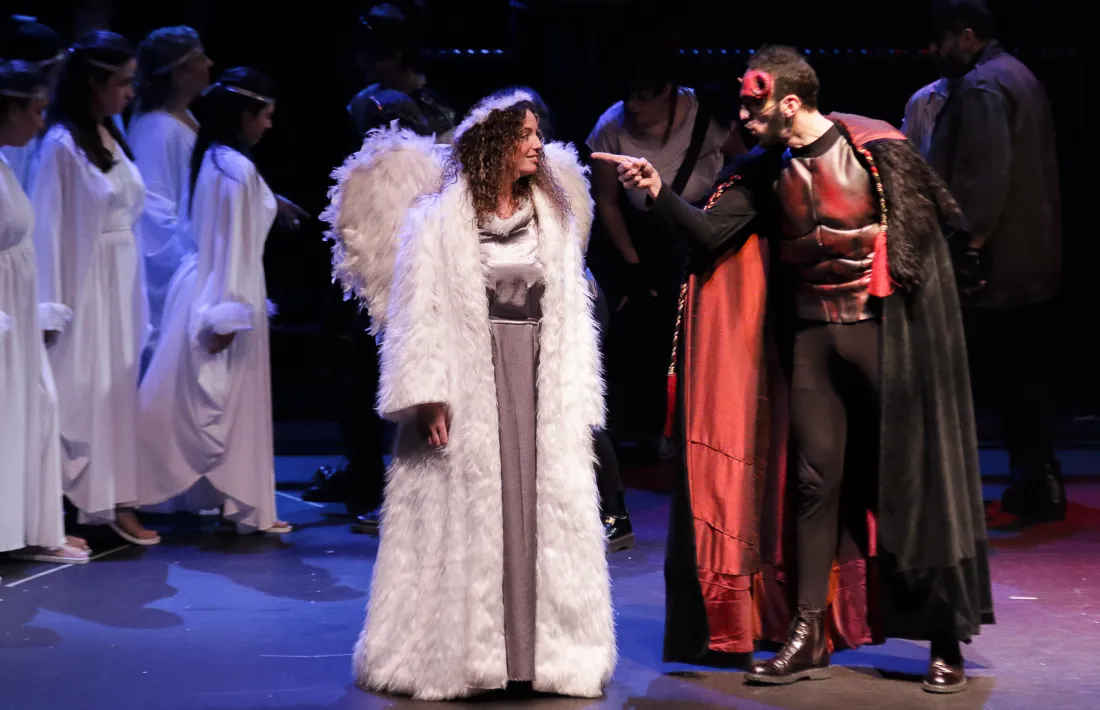 Satanàs se les ha de veure amb l'arcàngel Sant Miquel, i el cert és que ningú no apostaria per ell; bé, Llucifer i Belcebú potser sí, però tenen cara de perdedors.