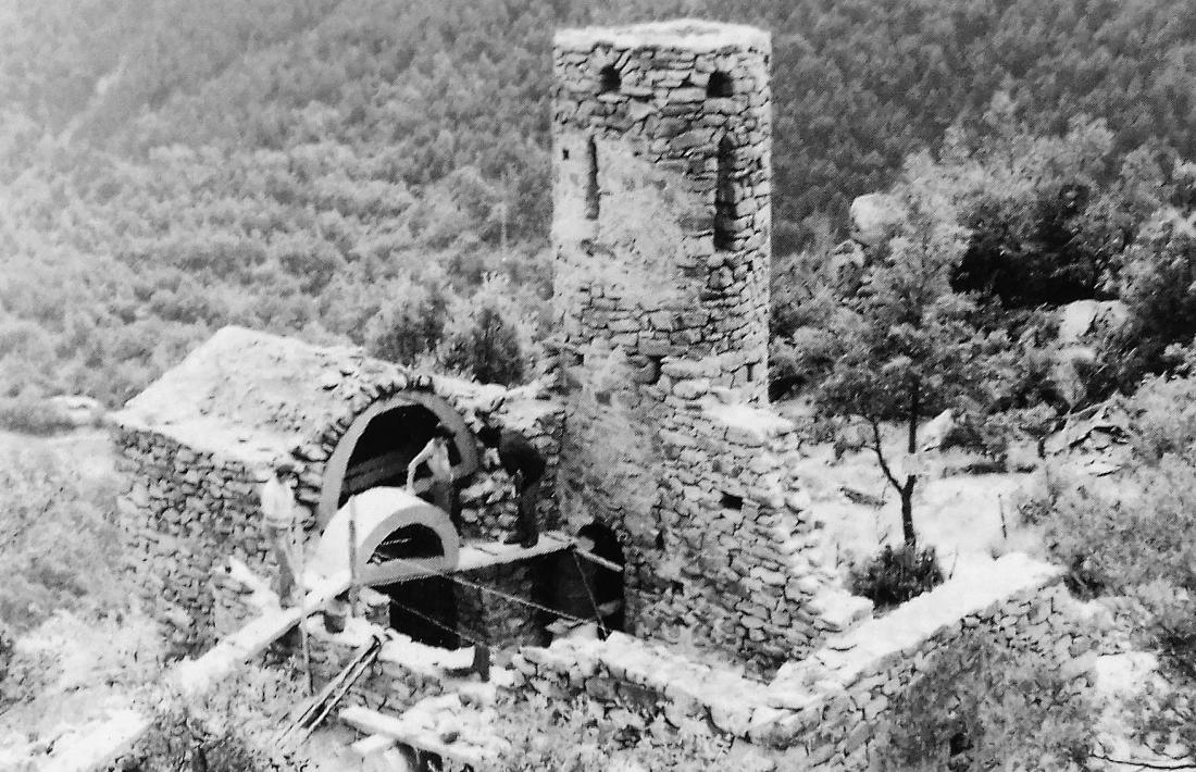 Reconstrucció de la nau de Sant Vicenç d'Enclar, durant la campanya del 1982: el campana ja s'havia completat.