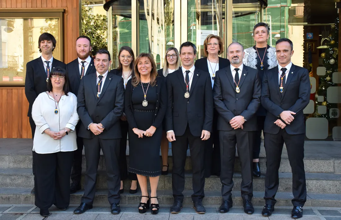 Els nous cònsols i consellers, al davant de casa comuna.