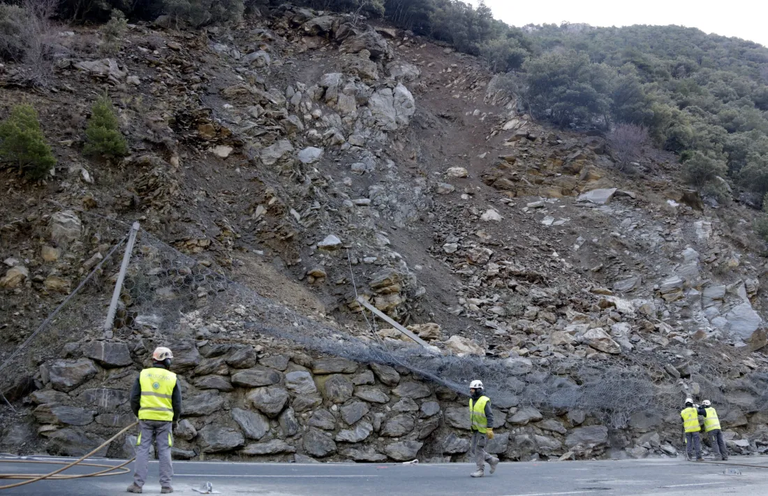 Obrers a la zona de l'esllavissada.