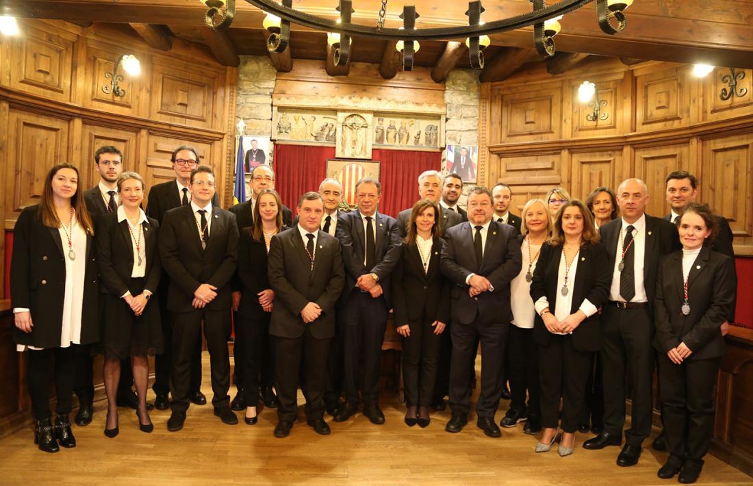 Els nous cònsols i consellers comunals de Sant Julià de Lòria, amb l'antiga corporació.