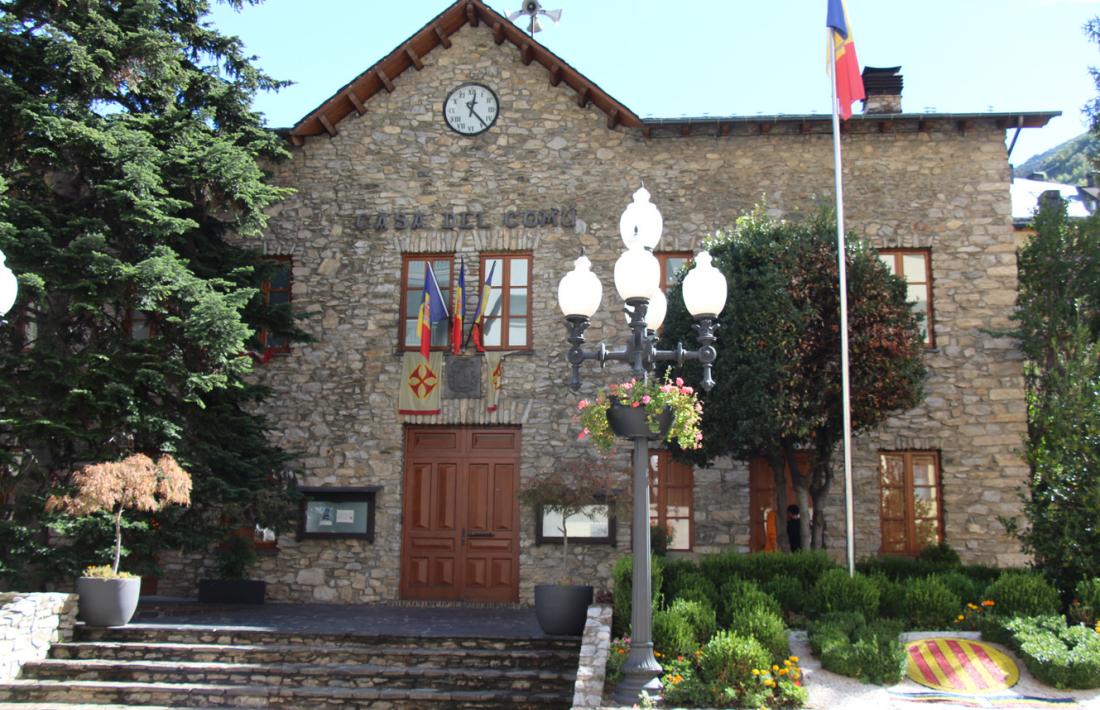 La façana de l'antiga casa comuna de Sant Julià de Lòria, on se celebren les sessions de consell de comú.