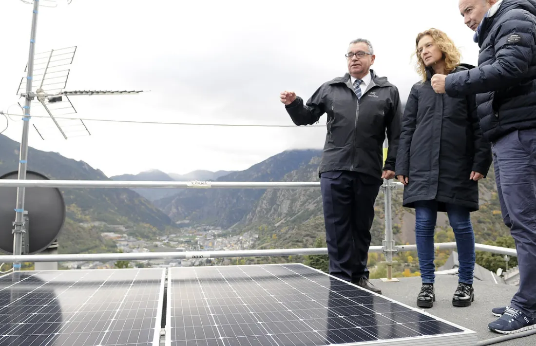 La ministra de Medi Ambient, Agricultura i Sostenibilitat i el director de FEDA en la primera instal·lació fotovoltaica que funciona amb autoconsum. 