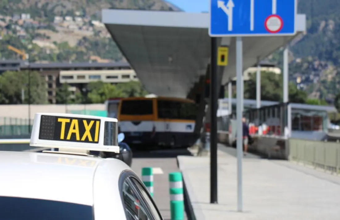Un taxi espera a la parada de l'Estació Nacional d'Autobusos.