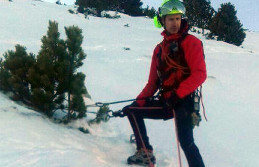 Un bomber en el rescat a Setcases.