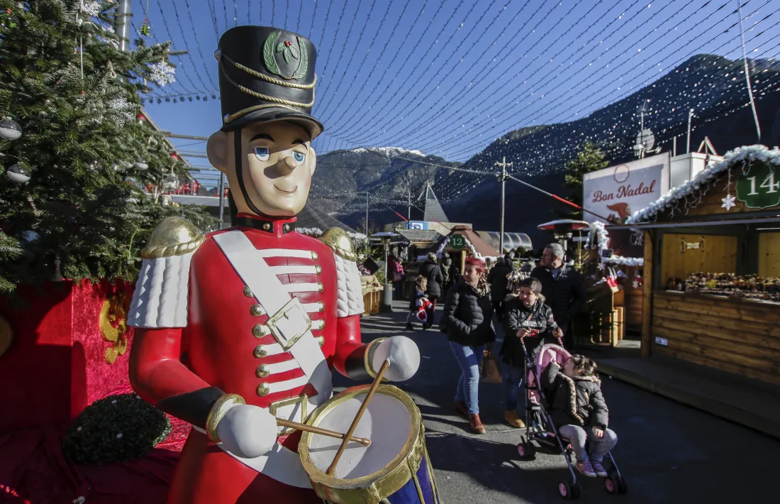 La darrera jornada del mercat del Poblet de Nadal va aplegar força visitants coincidint amb la bona climatologia.