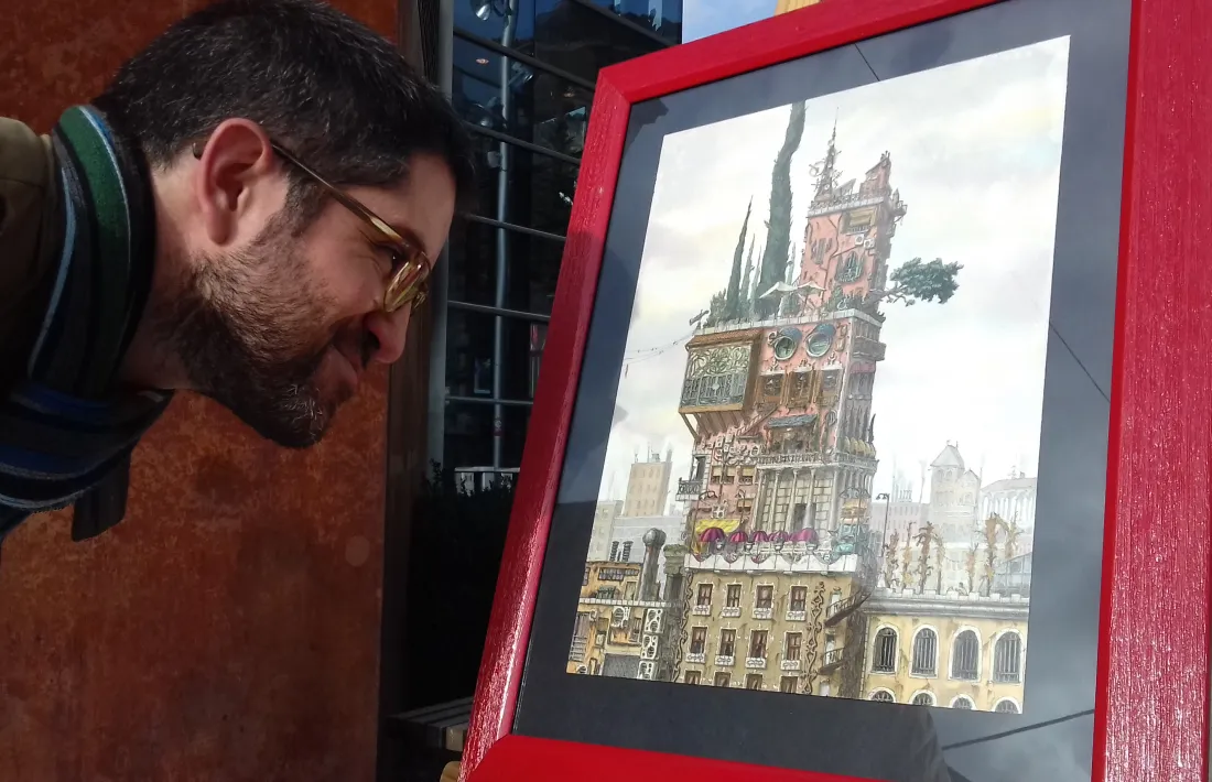 Casals contempla una de les il·lustracions de 'Nus als terrats', fins a l'1 de febrer al Museu del Còmic Joan Pieras de la Massana.