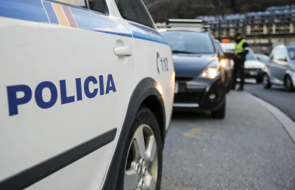 p._07_-_policia_-_cotxe_