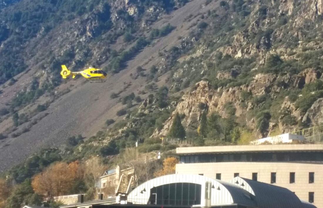 Un helicòpter arriba a l'hospital Nostra Senyora de Meritxell.
