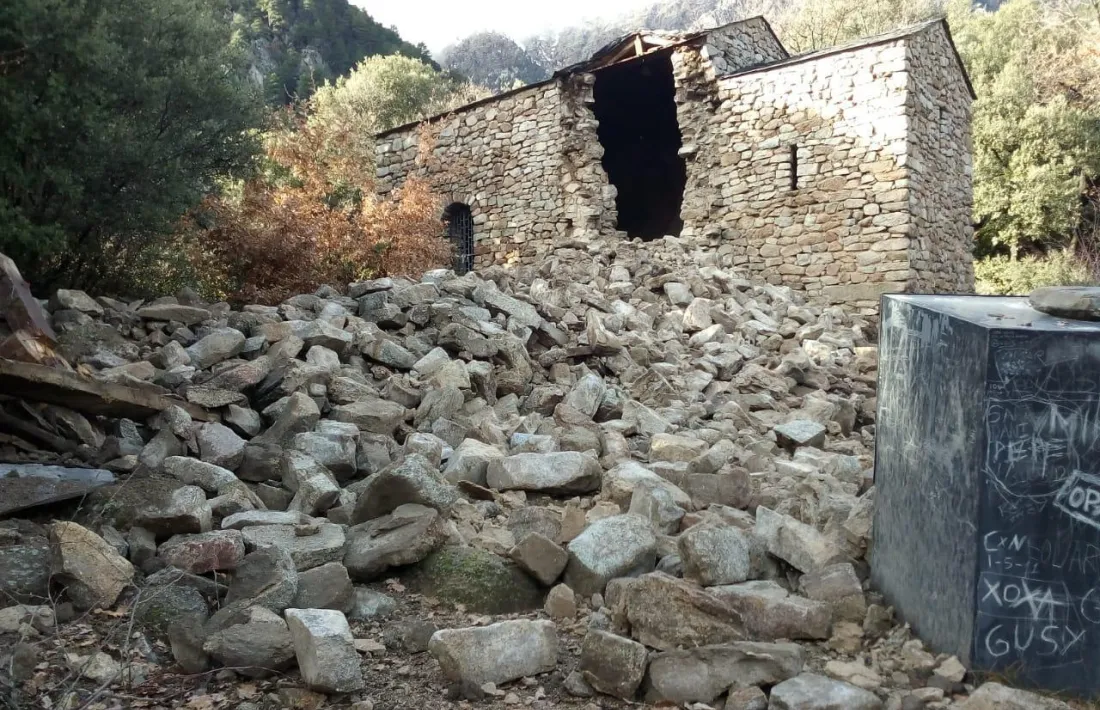 L'església de Sant Vicenç d'Enclar, amb el campanar derruït.