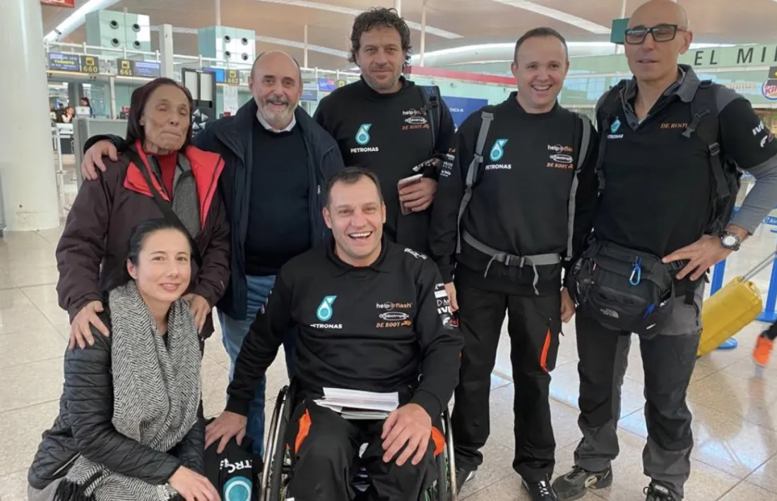 Llovera, a l’aeroport del Prat amb bona part del seu equip abans de volar a Jeddah.