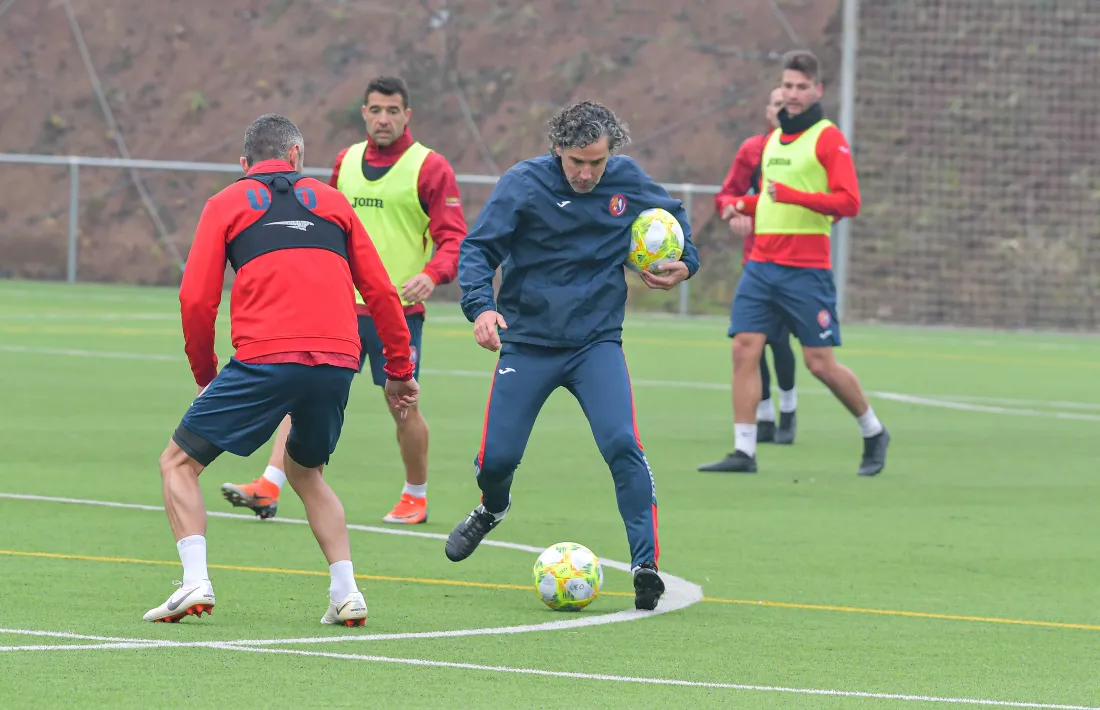 El tècnic del CE Olot, Raúl Garrido, va realitzar ahir una roda de premsa prèvia.
