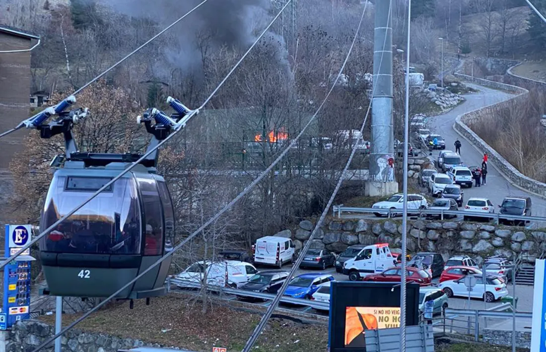 El foc es podia veure des de les cabines del Funicamp.