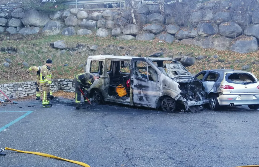 La furgoneta ha resultat calcinada i el cotxe cremat.