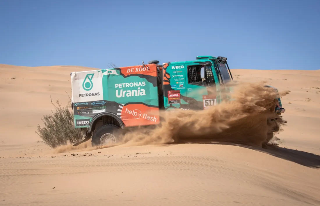 Llovera, Torres i Marco amb l'Iveco 157 durant la segona etapa del Dakar.