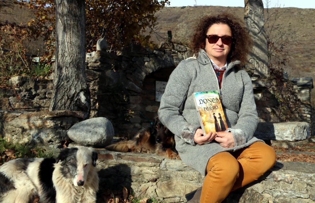 Margarida Codina amb la seva darrera novel·la ‘Dones de ferro’.