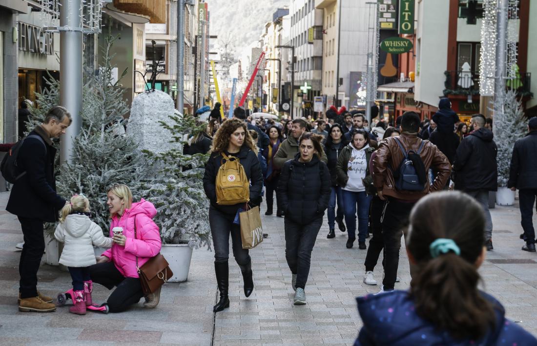  Turistes passejant per la zona de l’avinguda Carlemany durant les festes de Nadal.